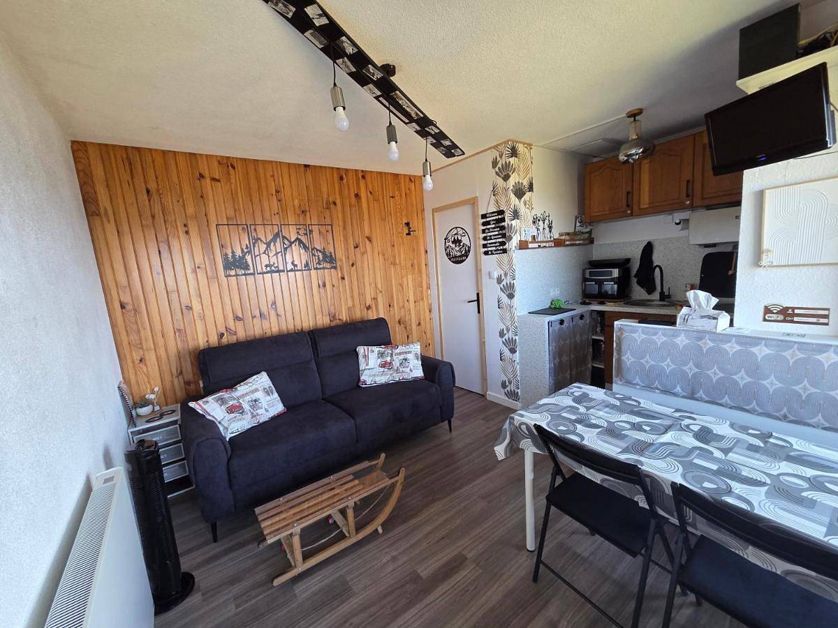 Appartement entier, Studio 5 personnes, pied des pistes, balcon, vue montagne in Luchon-Superbagnères, Saint-Aventin