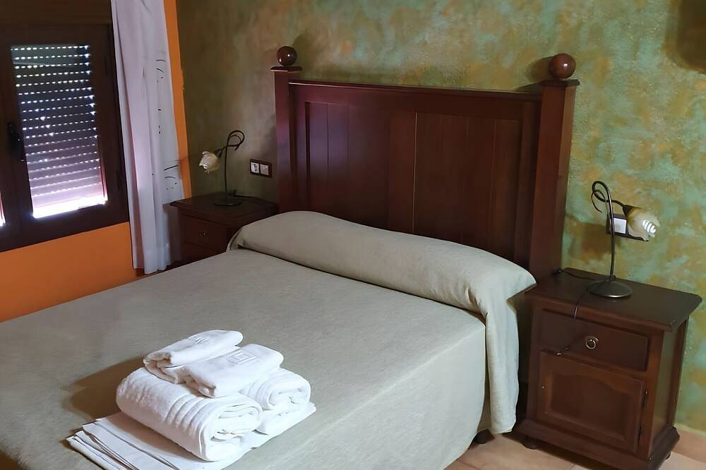 Rural House 'Fuente Los Avellanos' with Mountain View, Wi-Fi and Air Conditioning in Iznatoraf, Sierras de Cazorla and Segura Natural Park