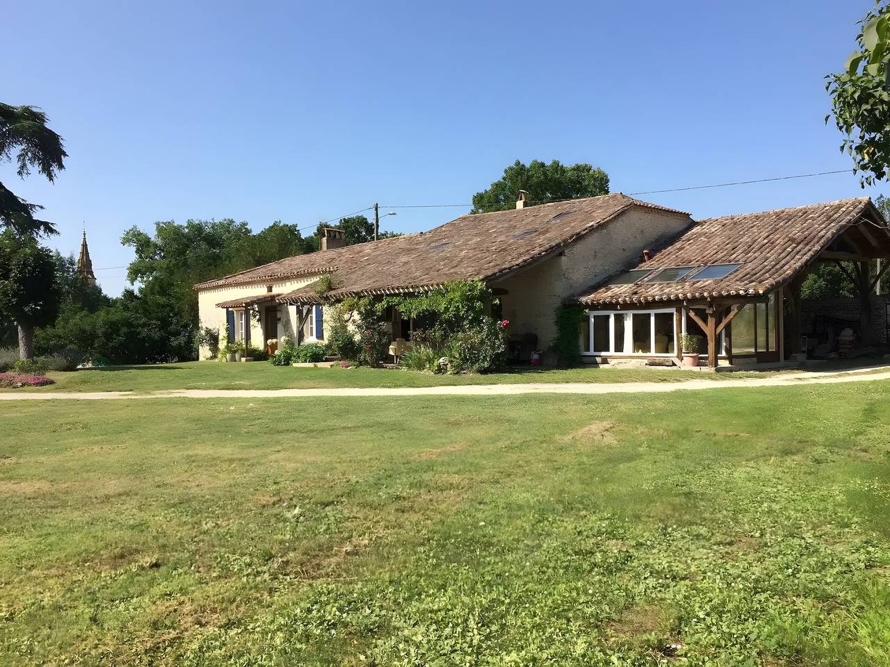 Casa Vacacional 'Domaine Agenas' con Vista al Lago, Piscina Privada y Wi-Fi in Monflanquin, Región de Villeneuve-sur-Lot