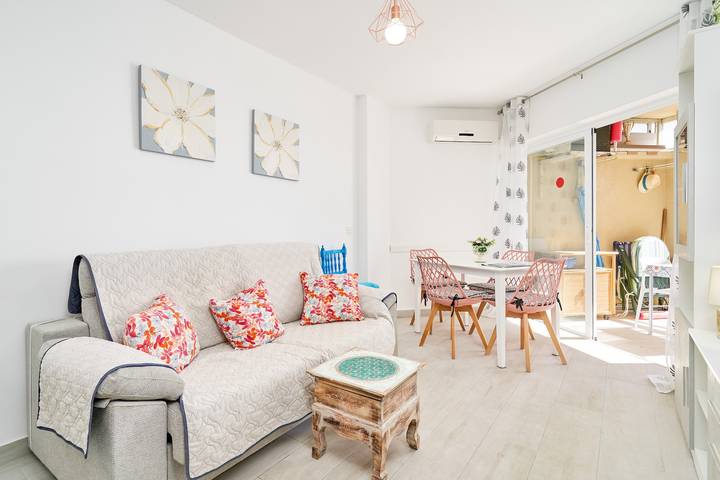 Apartamento entero, Apartamento 'Il Mare' con vistas al mar, piscina comunitaria y Wi-Fi in Playa San Cristobal, Almuñecar