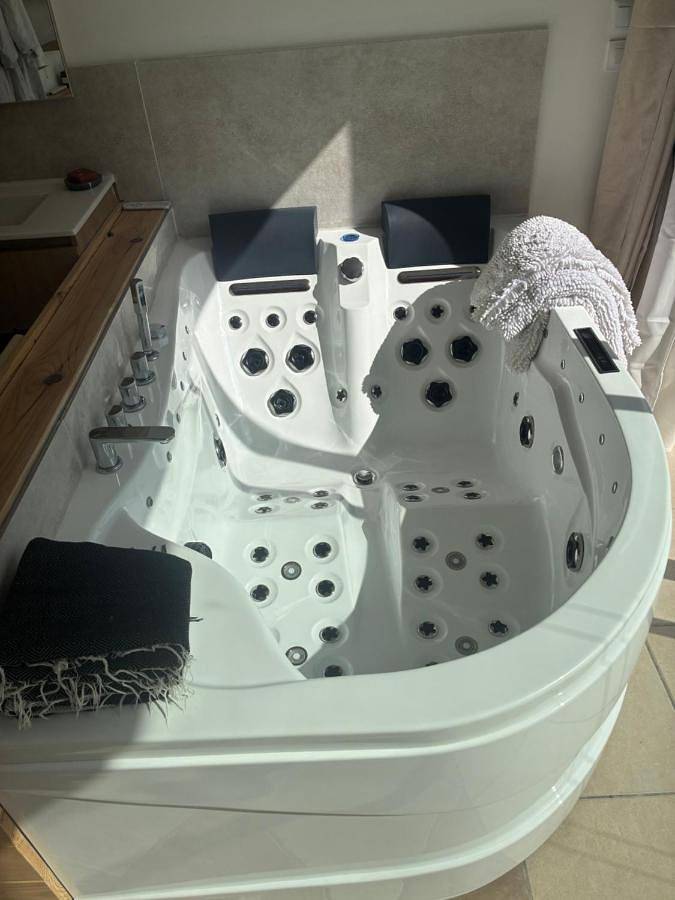 Chambre d’hôte pour 2 personnes, avec Jacuzzi et Terrasse ainsi que Jardin et Piscine à Ganges