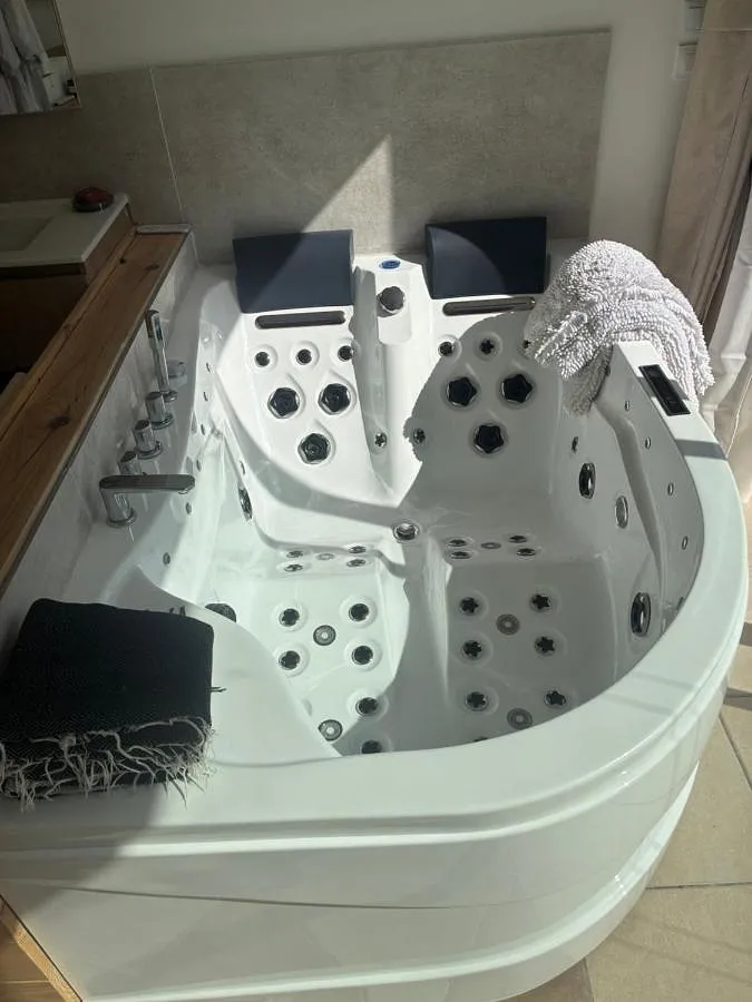 Chambre d’hôte pour 2 personnes, avec piscine ainsi que jacuzzi et jardin - 1