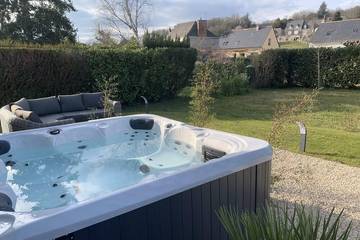 Gîte pour 8 personnes, avec jardin ainsi que terrasse et jacuzzi, animaux acceptés à Noizay