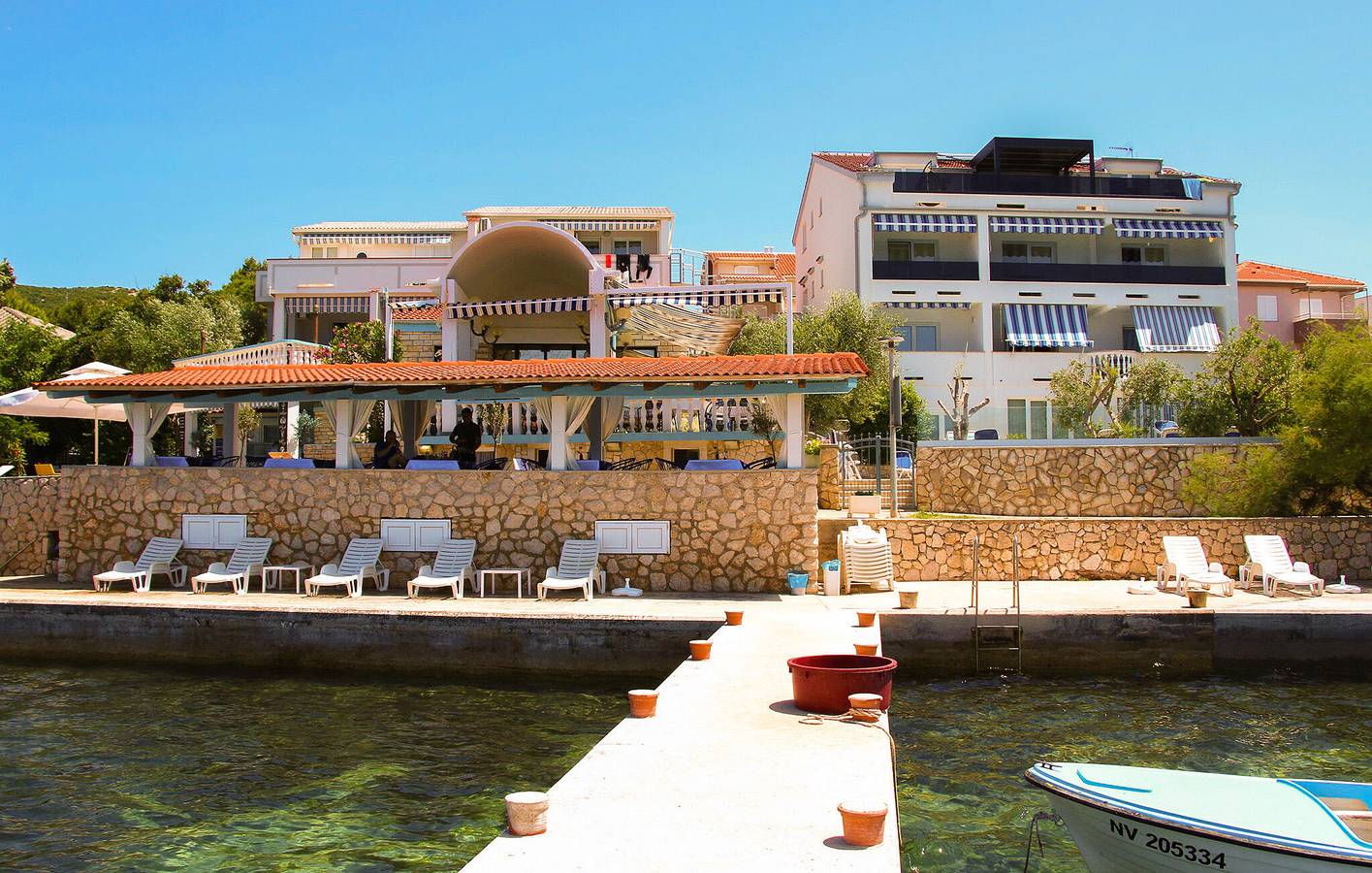 Ganze Ferienwohnung, Apartment mit Meerblick, Pool, Terrasse und WLAN – 400 m vom Strand entfernt in Stara Novalja, Pag