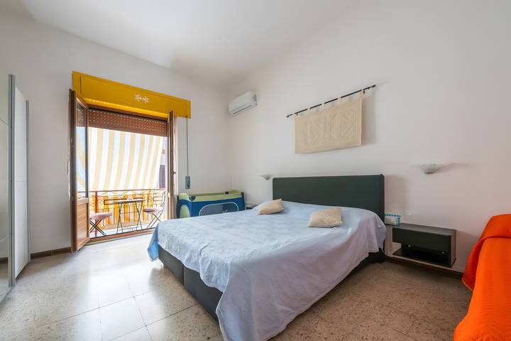 Camera 'Levante' con Balcone, Wi-Fi e Aria Condizionata in Sant'Antioco Città, Sant'Antioco