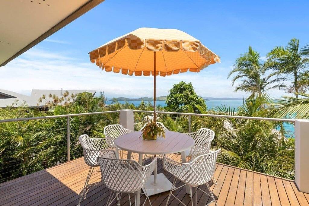 Shutehaven Beach House with Ocean Views. in Shute Harbour, Mackay Region