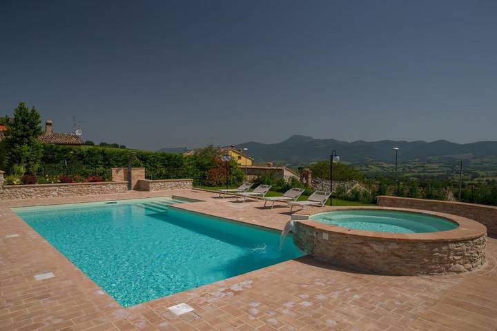 Appartamento per 2 persone, con piscina e giardino a Castelraimondo