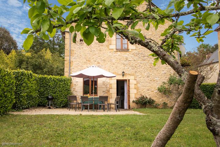 Gîte pour 4 personnes, avec terrasse ainsi que piscine et jardin