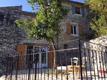 Gîte pour 6 personnes, avec terrasse à Montjoux