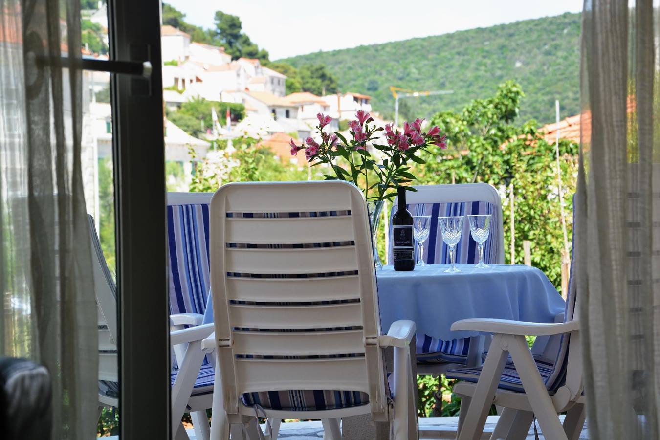 Ganze Ferienwohnung, Wohnung in Pučišća mit Grill, Terrasse und Garten und herrlichem Blick in Pucisca, Brac
