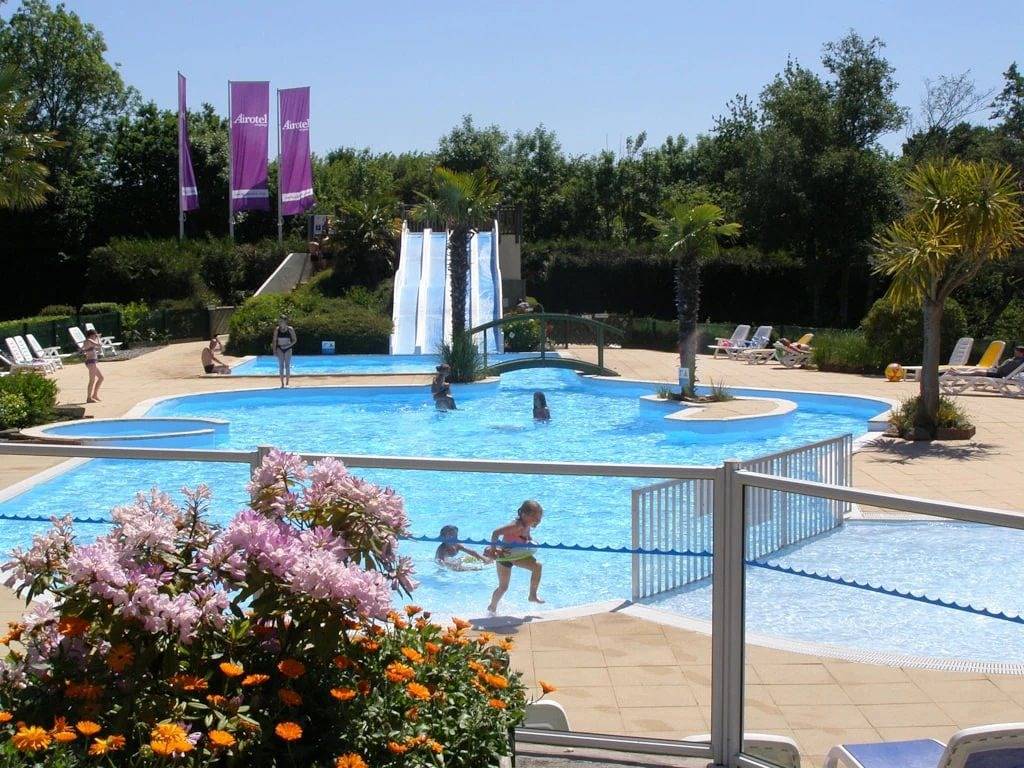 Zecamping 4 étoiles animé piscine chauffée pet friendly locatif Tv Bbq in Saint-Symphorien-le-Valois, La Haye (Manche)
