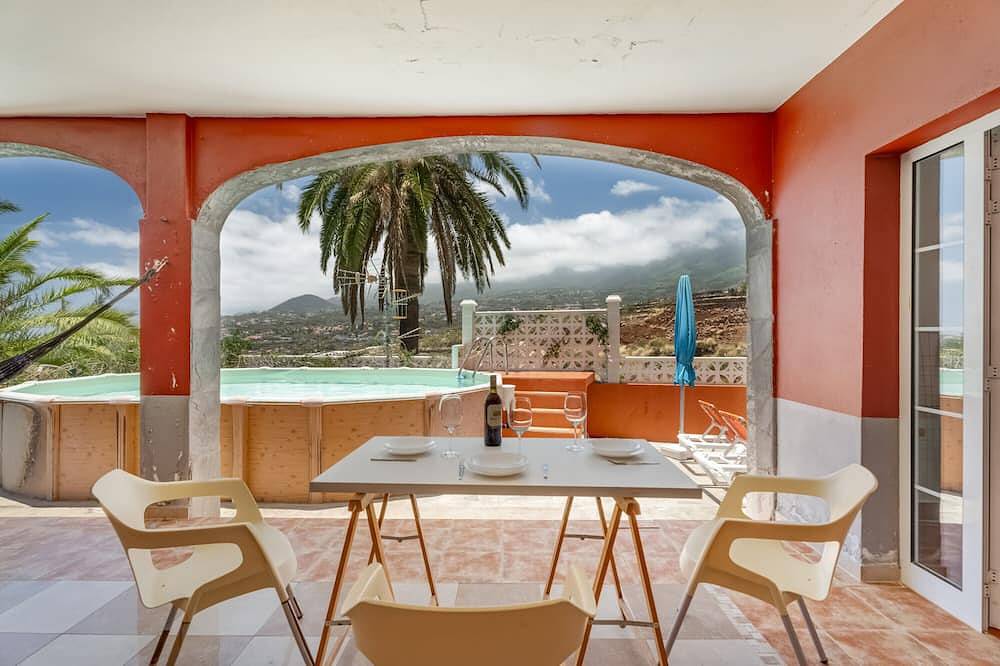 Holiday Home 'Casa Marire' with Sea View, Private Pool and Wi-Fi in Breña Alta, La Palma South