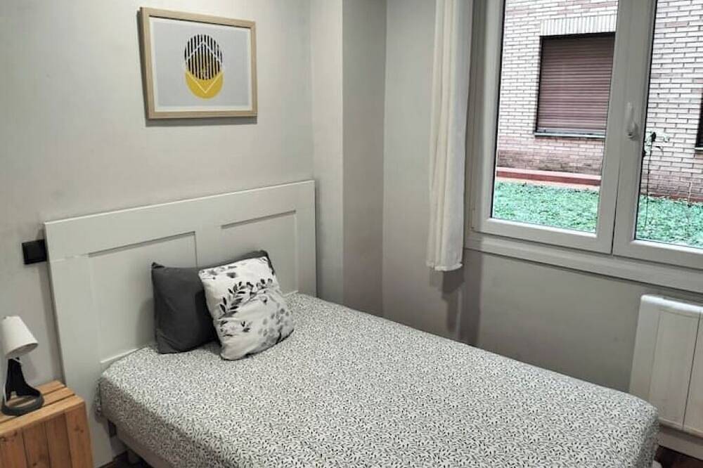 Cozy Room & Garage Across from the Guggenheim – Central, Safe, and Pet-Friendly! in Bilbao, Bizkaia