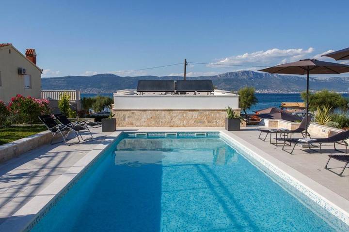 Villa pour 6 personnes, avec vue ainsi que piscine et jardin à Slatine - 2