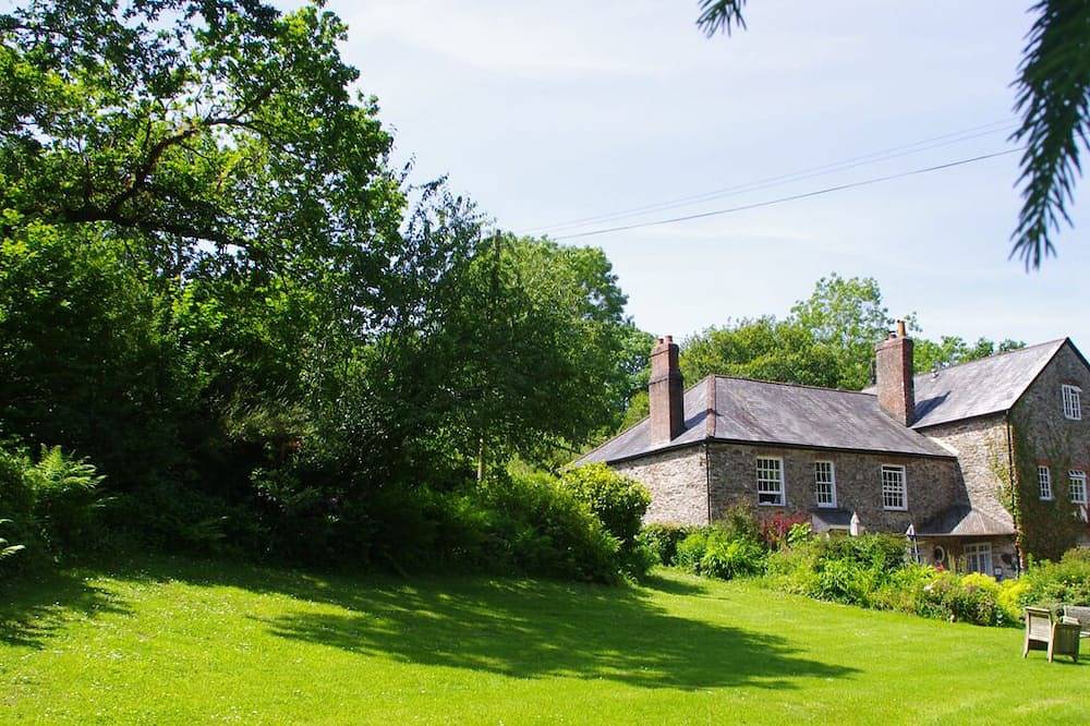 A remote 18th century cosy cottage yet just 10 mins to the beach in Slapton, South Devon