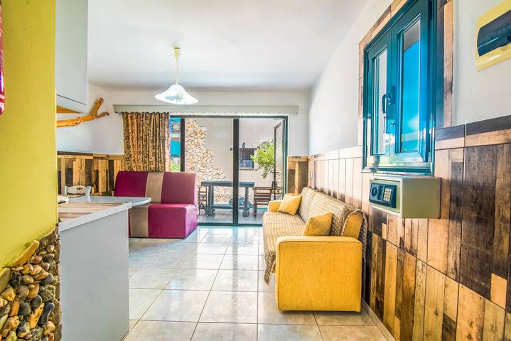 Hel studio-lejlighed, 'Mirage Arillas Studio Type A9' next to Beach with Balcony, Shared Pool & Wi-Fi in Arillas, Korfu