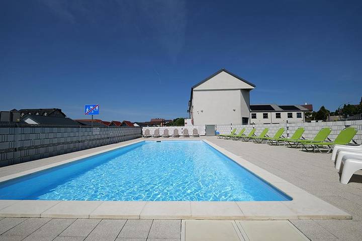 Ferienhaus für 6 Personen, mit Ausblick und Pool sowie Garten, mit Haustier
