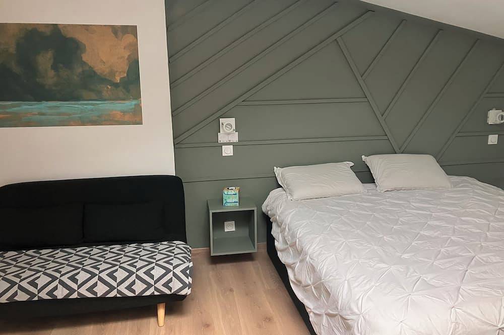 Maison Typiquement Bordelaise en Centre Ville Avec Jacuzzi in Bordeaux, Bordeaux region