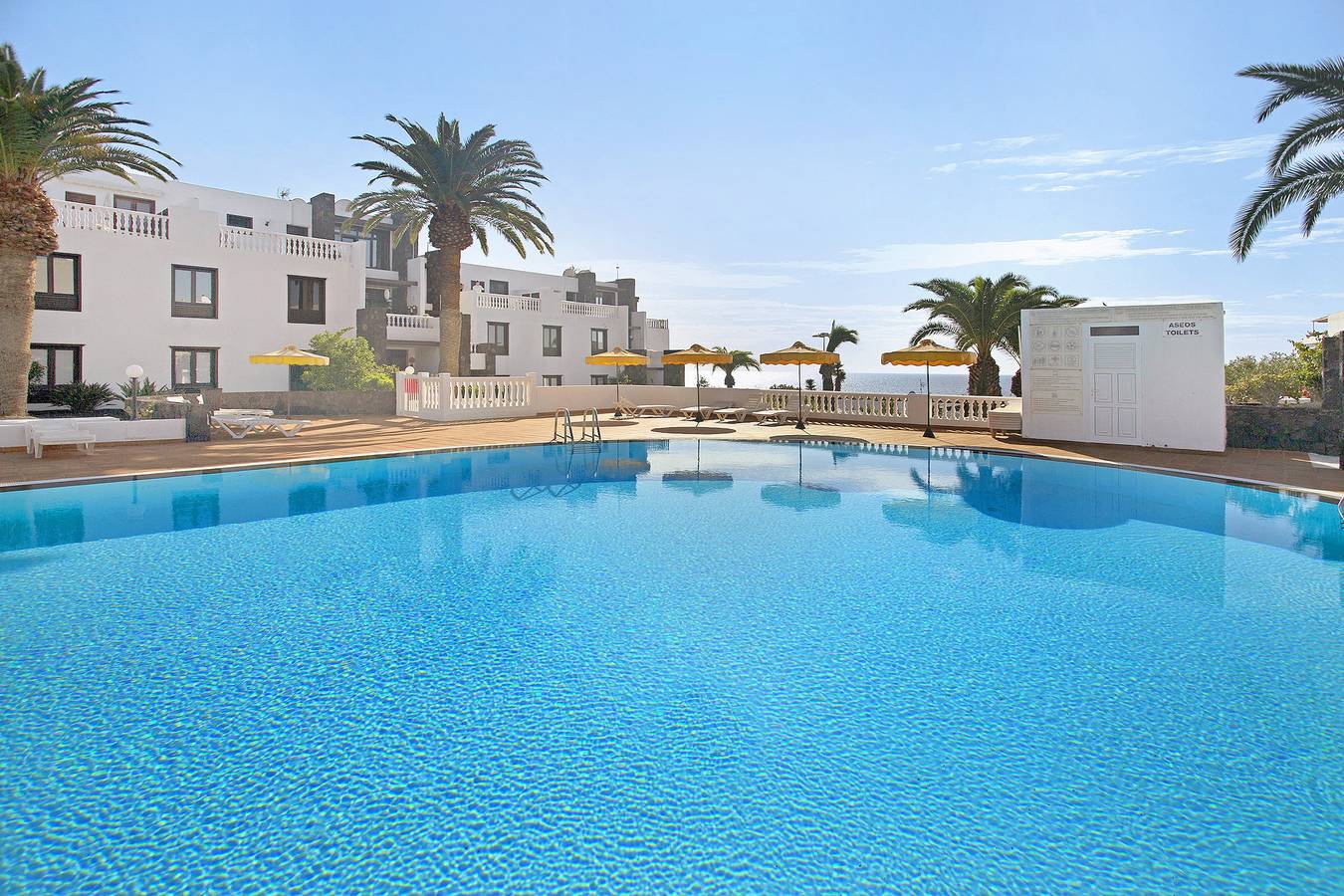 Entire apartment, Holiday Apartment "Perla del Playa Grande" with Sea View, Shared Pool & Wi-Fi in Puerto del Carmen, Tías