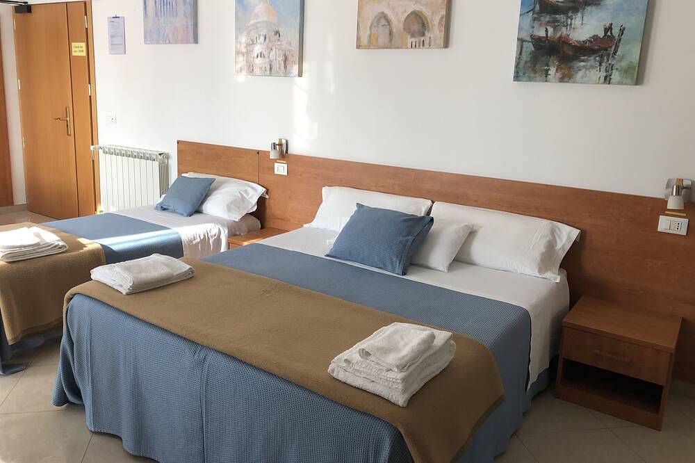 Room for 2-3 pers. with private bathroom. in Venice, Venice Province