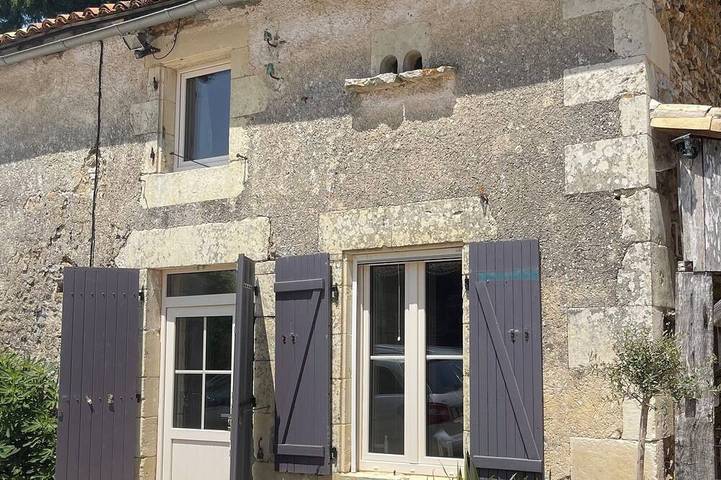 Gîte pour 4 personnes, avec Terrasse ainsi que Jardin et Piscine à Brux