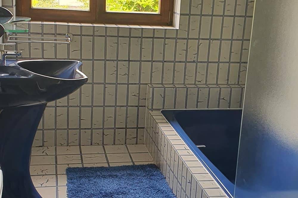 Eguisheim près Colmar - dans mais ind logement ind. 2-7 pers - Cour-jardin clôt. in Eguisheim, Parc naturel régional des Ballons des Vosges