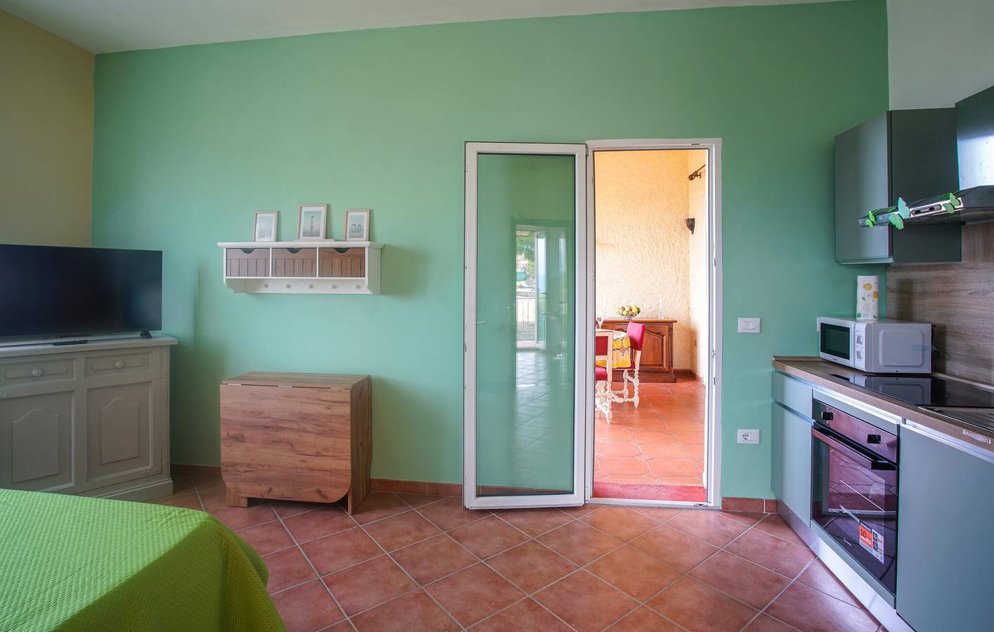 Geheel vakantieappartement, Modern Appartement met Zwembad, Parkeerplaats, Terras & WiFi | 2km naar Baia delle Vele Strand in Poggi (Imperia), Imperia