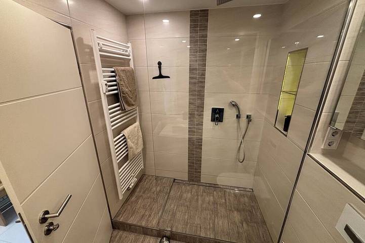 Ganze Wohnung, Penthouse mit Traumblick auf Teutoburger Wald - Dachterrasse, Whirlpool, Garage in Bad Salzuflen, Kreis Lippe