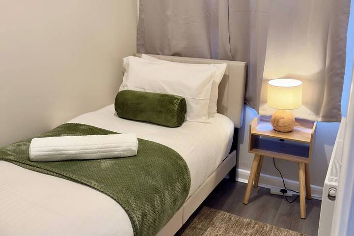 St Julian House- Town Centre- Castle Park- Hot Tub in Colchester, Essex