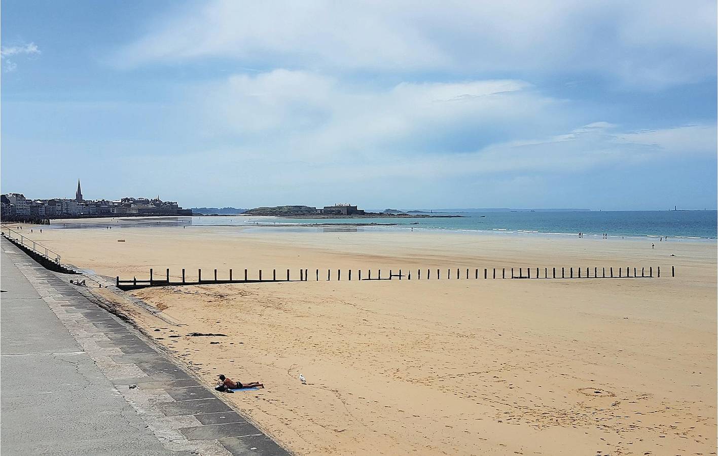 Apartamento vacacional entero, Acogedor 1,5 km de Plage du Minihic Apt con TV y cama doble in Saint-Malo, Región de Saint-Malo