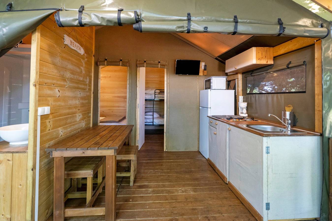"Lodge 1" con piscina compartida, terraza privada y jardín compartido in Lesperon, Landes