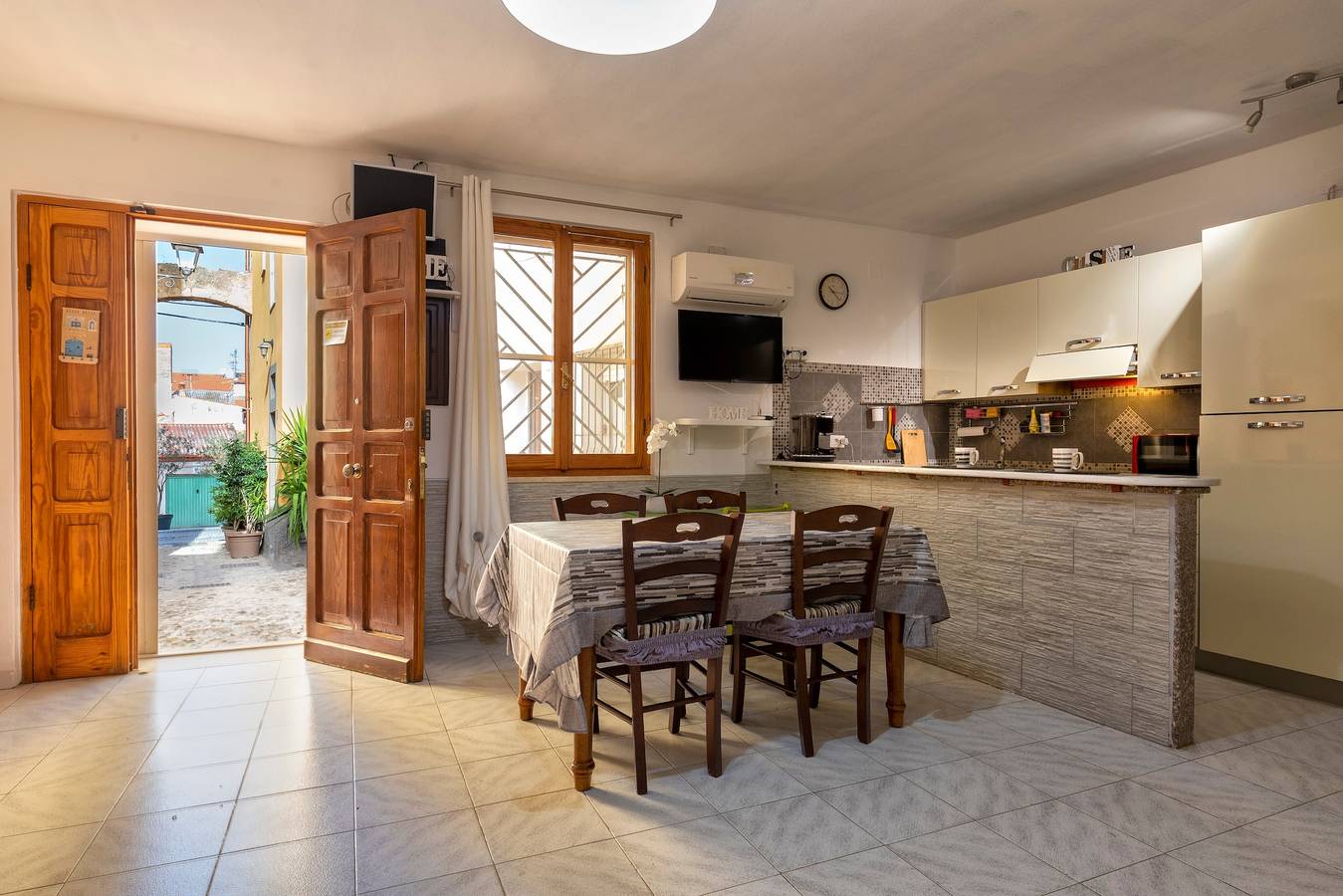 Apartamento entero, Casa de vacaciones "La Casetta Bianca" con aire acondicionado y Wi-Fi in Sassari, Provincia de Sassari