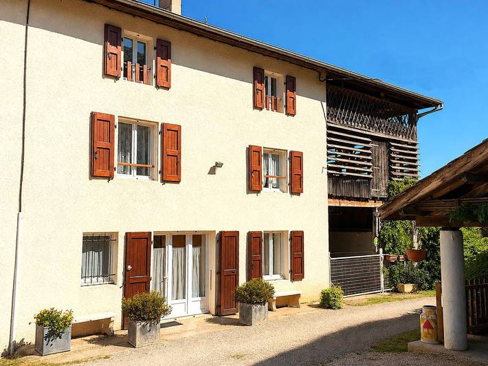 Gîte pour 8 personnes, avec piscine ainsi que jardin et terrasse à Izeron