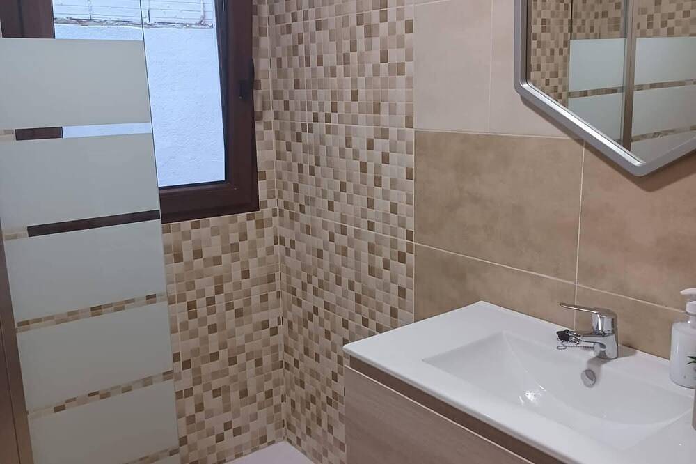 Entire apartment, La Casita is located in a village in the mountains of Cuenca. Pets are allowed. in Tejadillos, Cuenca Province