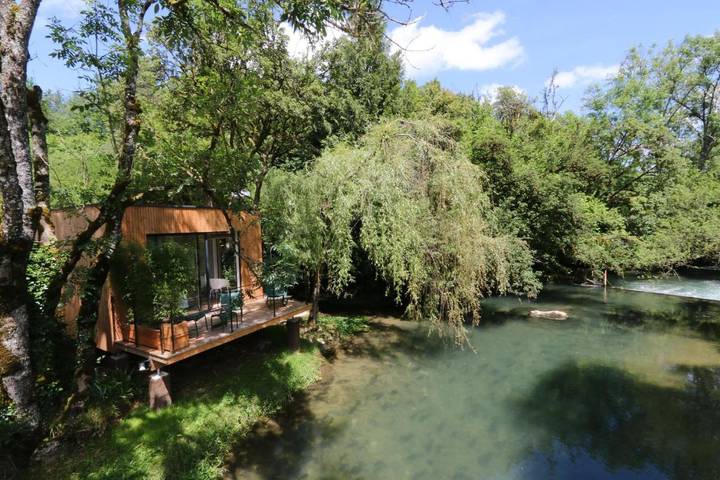 Location de vacances pour 2 personnes, avec Balcon et Terrasse ainsi que Jacuzzi et Jardin à Frénois
