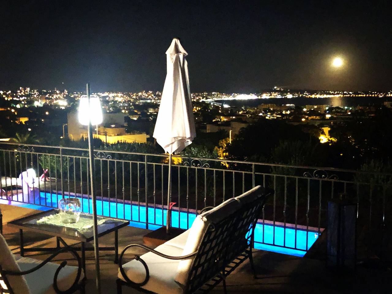 Ferienvilla mit Blick auf das Wasser in Vallauris, Region de Cannes