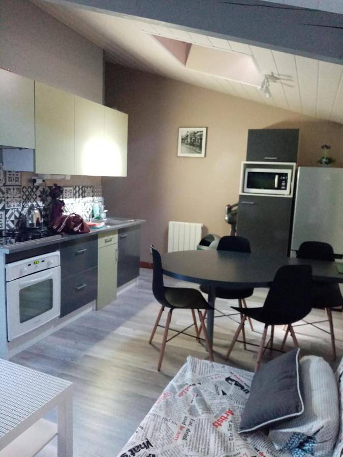 Appartement entier, Apartment with Terrace in Vieille-Brioude, Parc Naturel Régional Livradois-Forez