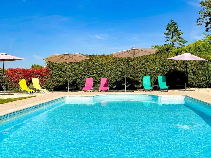 Location de vacances pour 6 personnes, avec bassin pour enfant ainsi que piscine et jardin, adapté aux familles à Brux