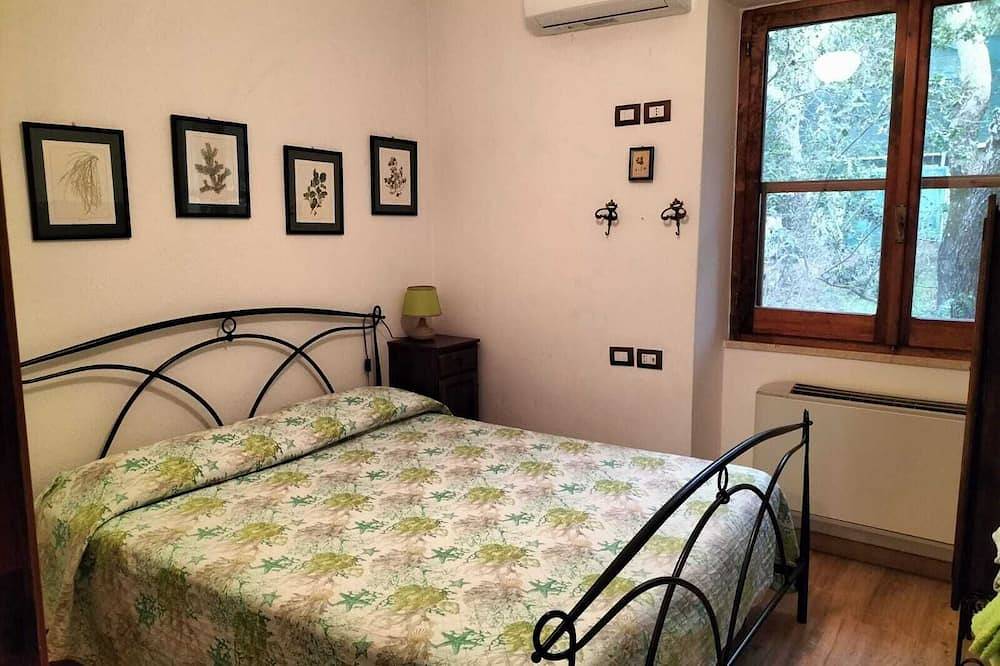 Villa confortable en el puerto deportivo de 20 metros del mar con un gran bosque de pinos privado in Playa de Porto Pino, Porto Pino