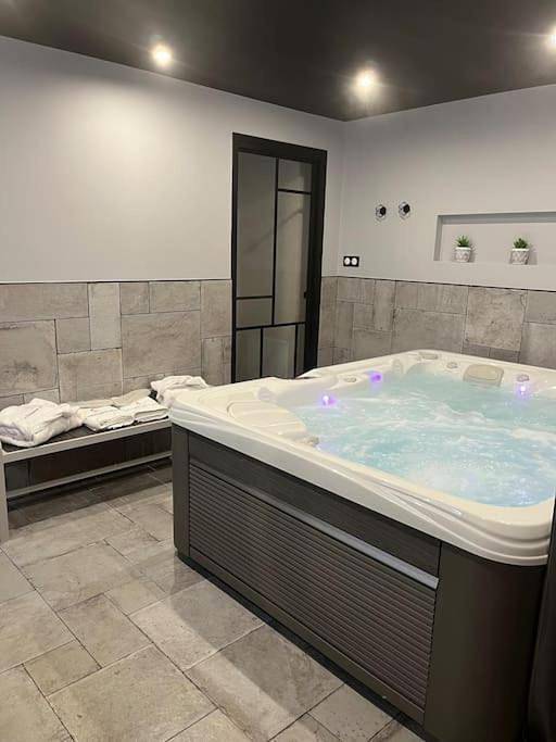 Location de vacances pour 2 personnes, avec piscine ainsi que jardin et jacuzzi à Lestrem - 4