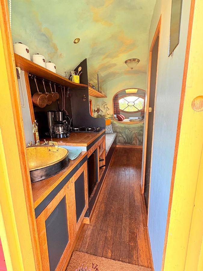 Location de vacances pour 2 personnes, avec jardin ainsi que vue et piscine à Beaulon - 2