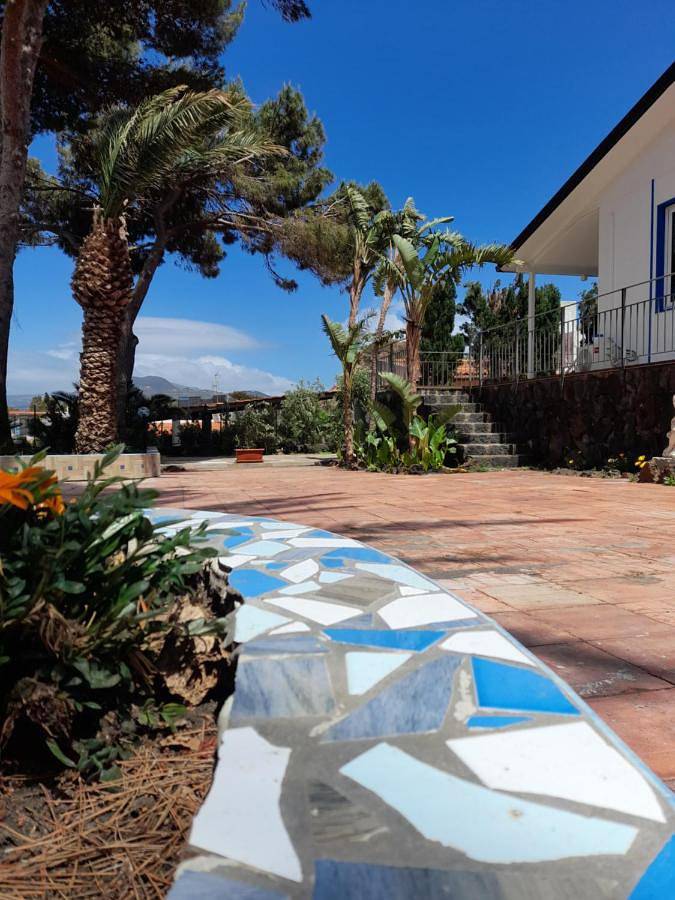 Maison d’hôte pour 4 personnes, avec Balcon et Terrasse ainsi que Jardin et Vue dans Vulcano