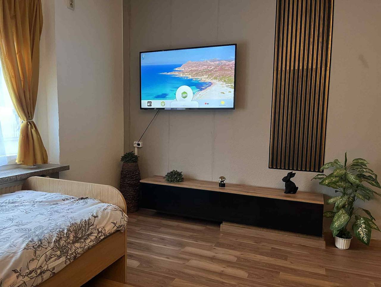 Ganze Wohnung, Zimmer „Rose“ mit privater Terrasse, eigenem Garten und Wlan in Neustadt an der Orla, Saaleland