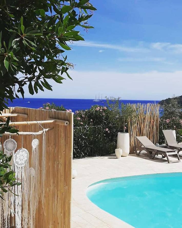 Maison de vacances pour 6 personnes, avec bassin pour enfant et vue ainsi que piscine et terrasse