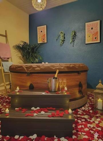 Gîte pour 2 personnes, avec piscine et jardin ainsi que terrasse et jacuzzi en Dordogne