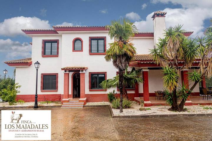 Casa de vacaciones para 15 personas, con Balcón y Terraza además de Jardín y Piscina en Almodóvar del Río