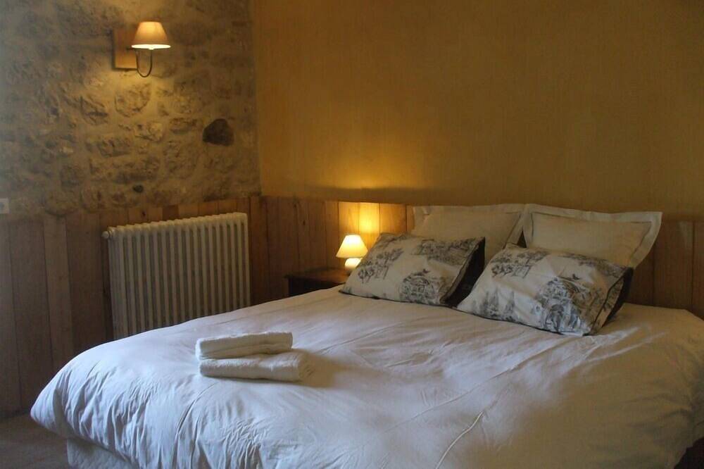 Chambre d'hôtes Cèdre nichée dans un vallon, rénovation récente in Clermont-Dessous, Quercy