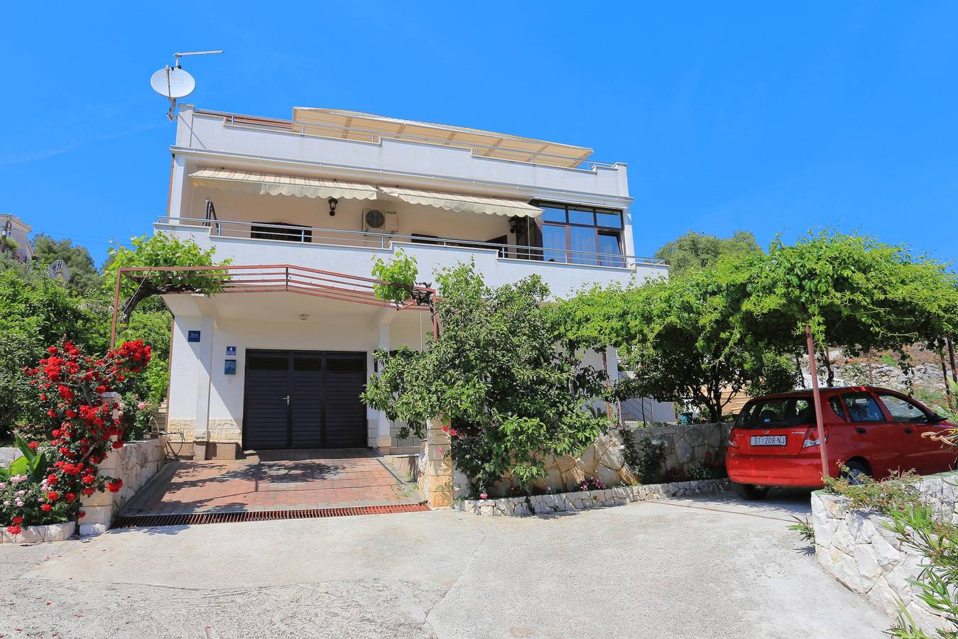 Ganze Wohnung, Two bedroom apartment with terrace and sea view Seget Vranjica, Trogir A-11273-a in Seget Vranjica, Split-Dalmatien
