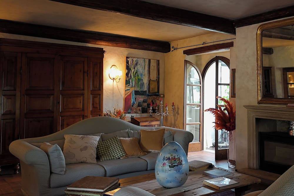 Luxurious 18th-century villa nestled in the vineyards of Valpolicella, 10 km from Verona in Negrar, Provincia de Verona