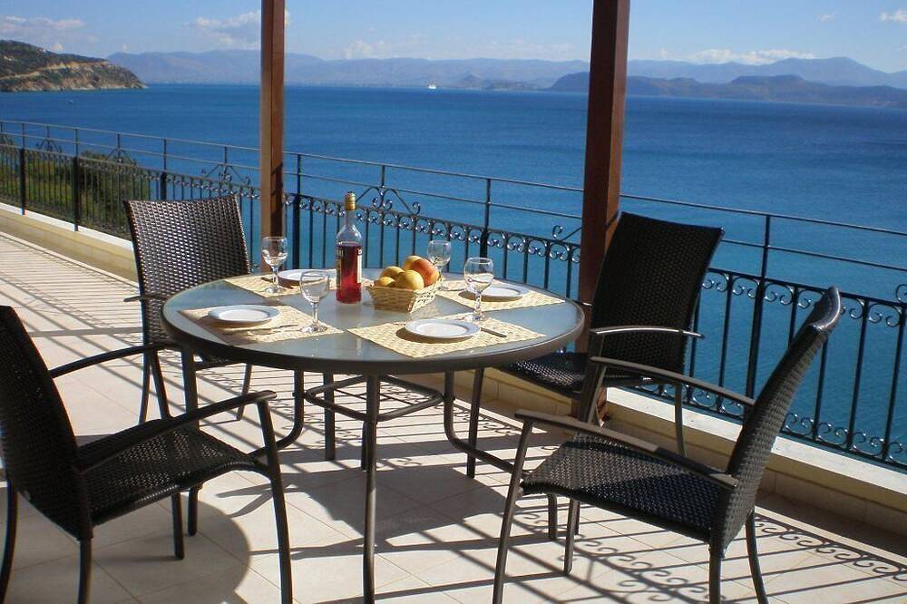 Ganze Wohnung, Sunrise 2 Apartment - Beautifully Located Air Conditioned Apartment Above Beach in Xiropigado, Kynouria